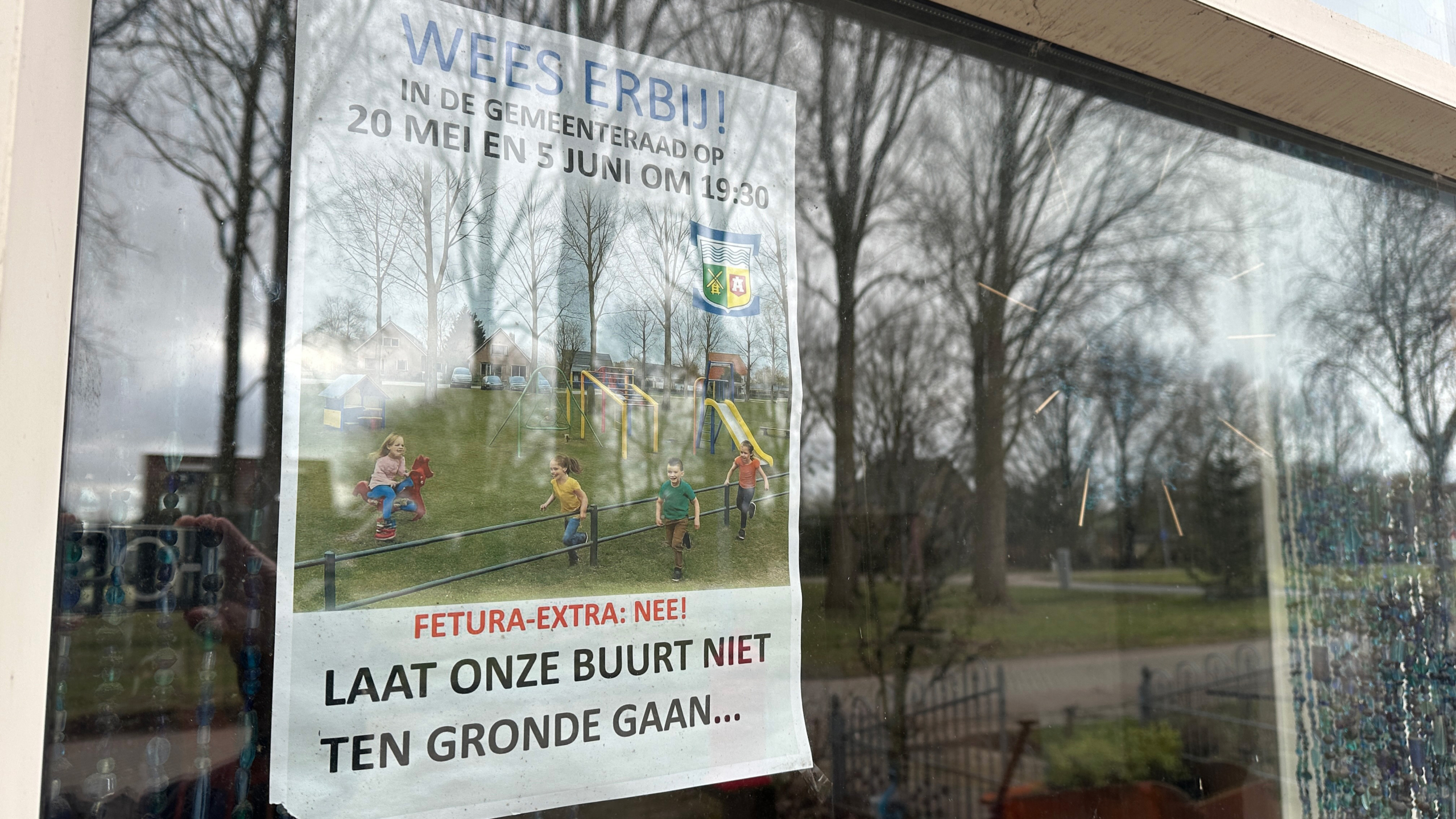Affiche op een raam roept op tot gemeenteraadsdeelname op 20 mei en 5 juni; tekst waarschuwt voor buurtverandering.
