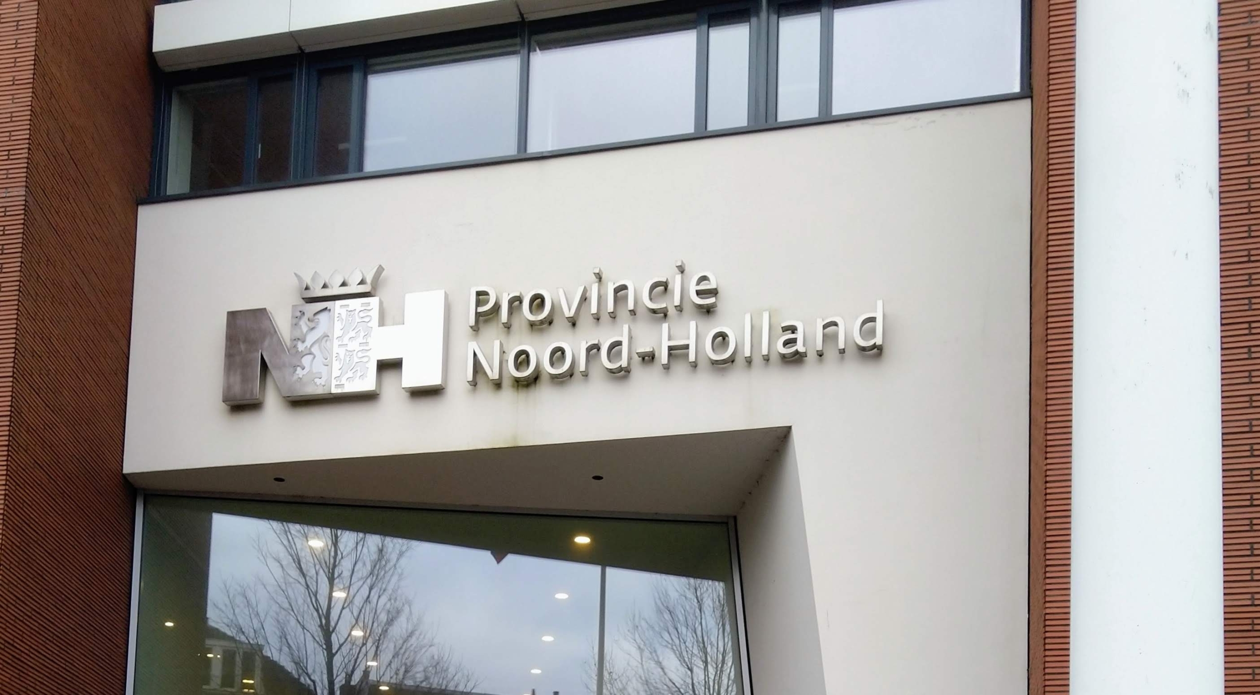 Gebouw met het logo en de tekst "Provincie Noord-Holland" op de gevel.