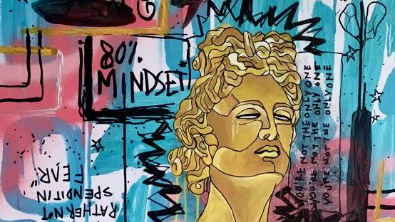 Collage van een klassieke gouden buste met graffiti-achtige teksten, waaronder "80% MINDSET", op een kleurrijke achtergrond.