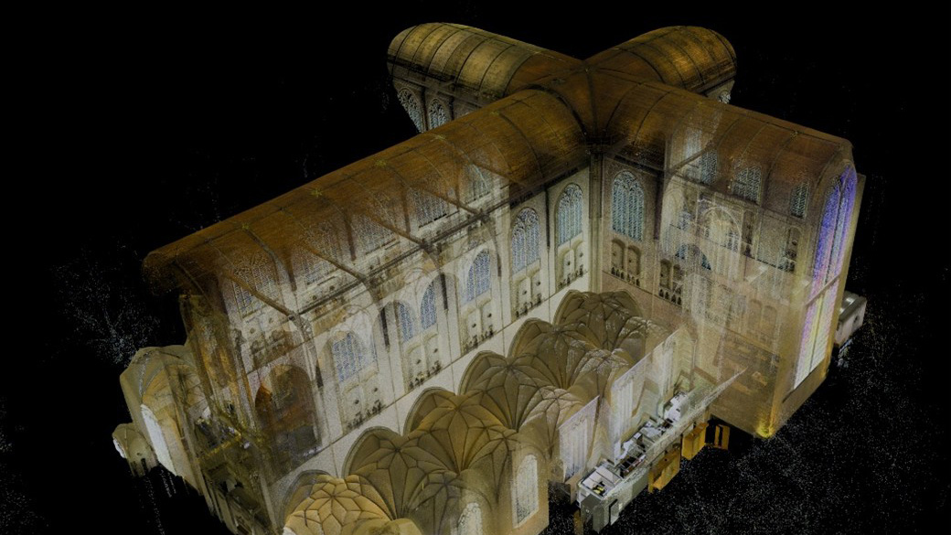 Digitale 3D-weergave van een kerk met gewelfde plafonds en grote ramen in een kruisvormige structuur.