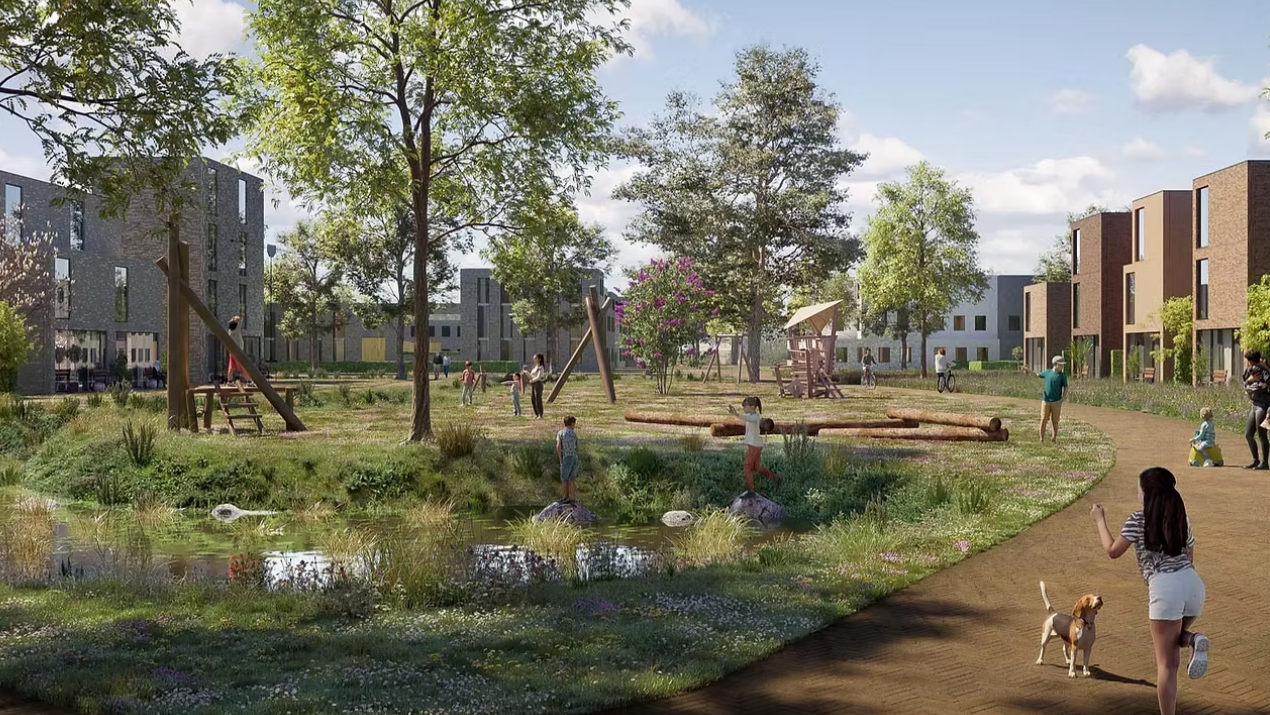 Park met spelende kinderen, een klein meer, volwassen bomen en hedendaagse gebouwen op de achtergrond.