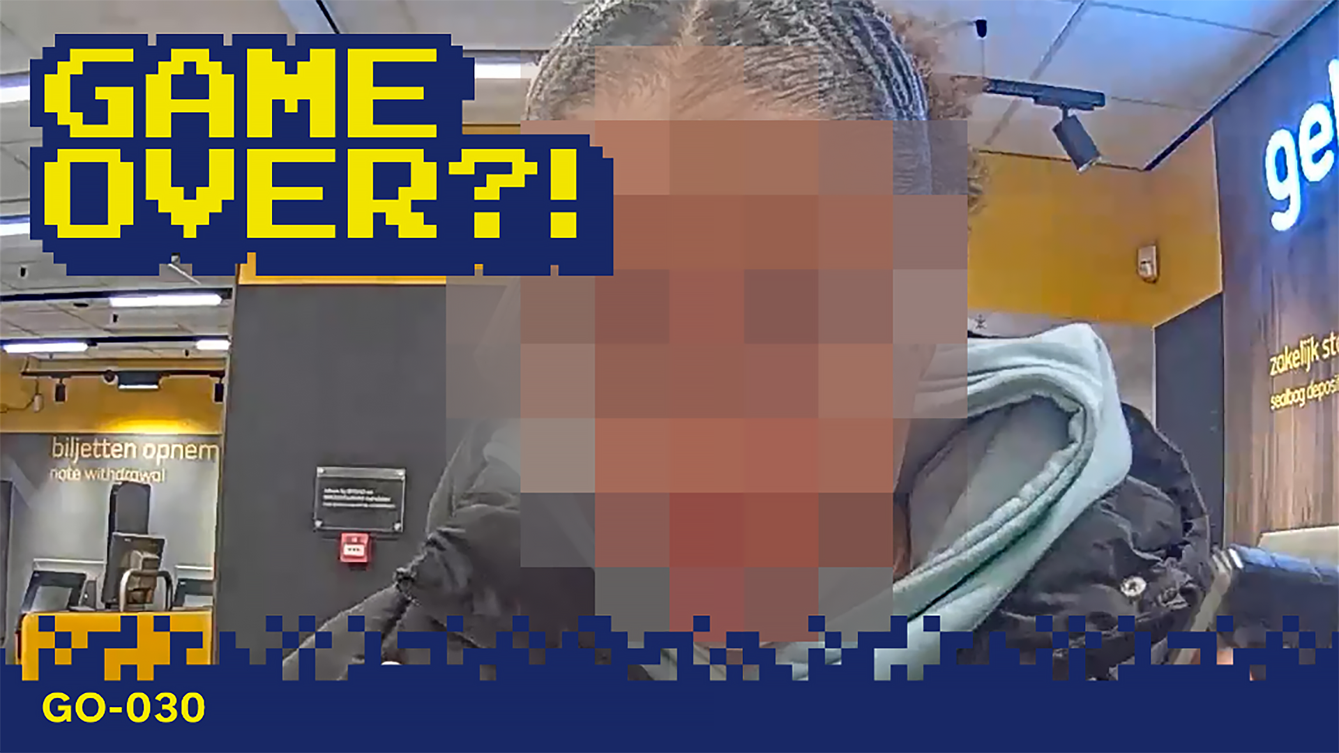 Verpixelde persoon in een interieur met teksten zoals "GAME OVER?!" en "biljetten opnemen"; een speelse overlay van tekst en pixels.