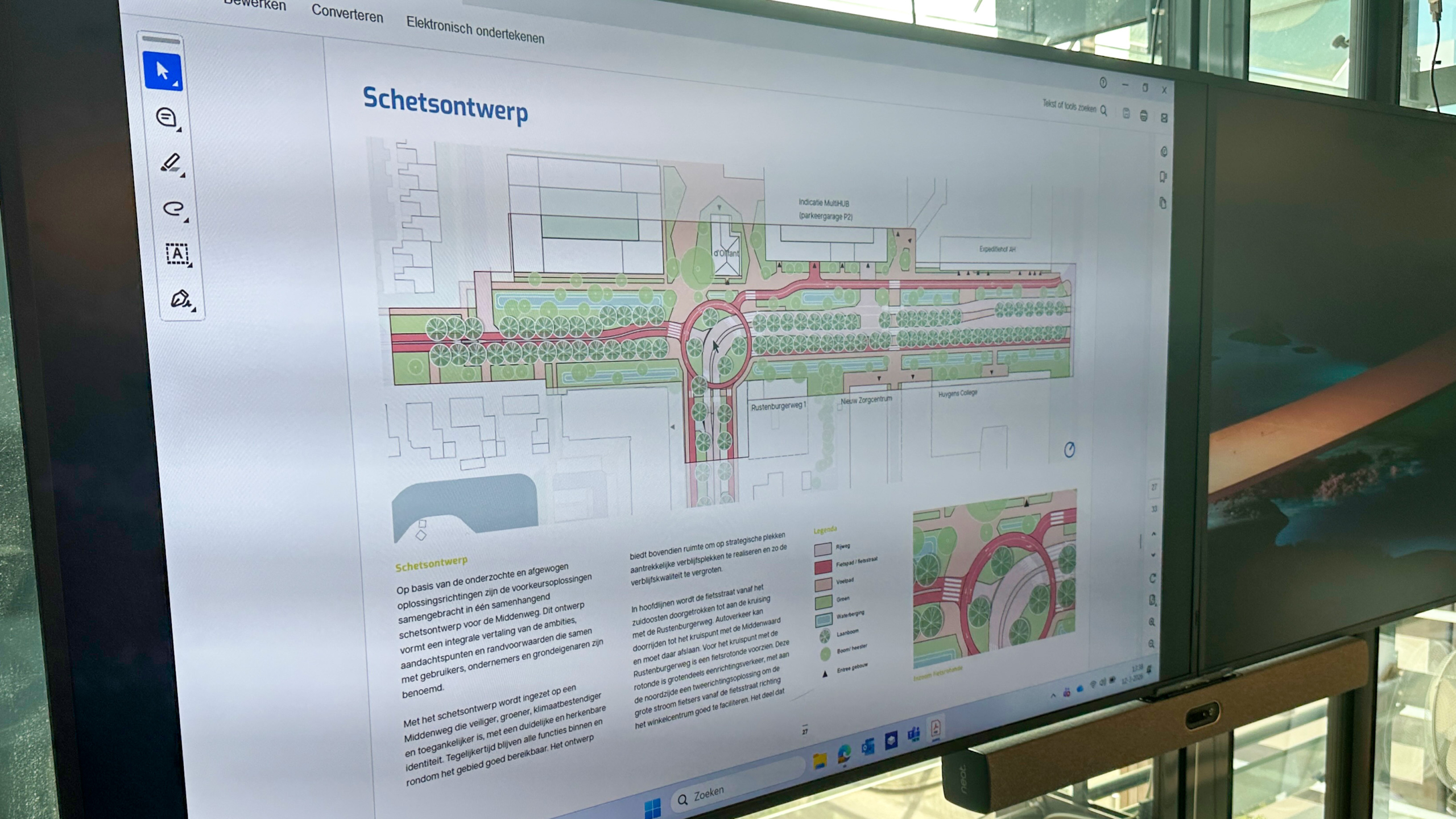 Een scherm toont een landschapsarchitectuurschets met wegen, groenstroken en tekst met het woord "Schetsontwerp" bovenaan.