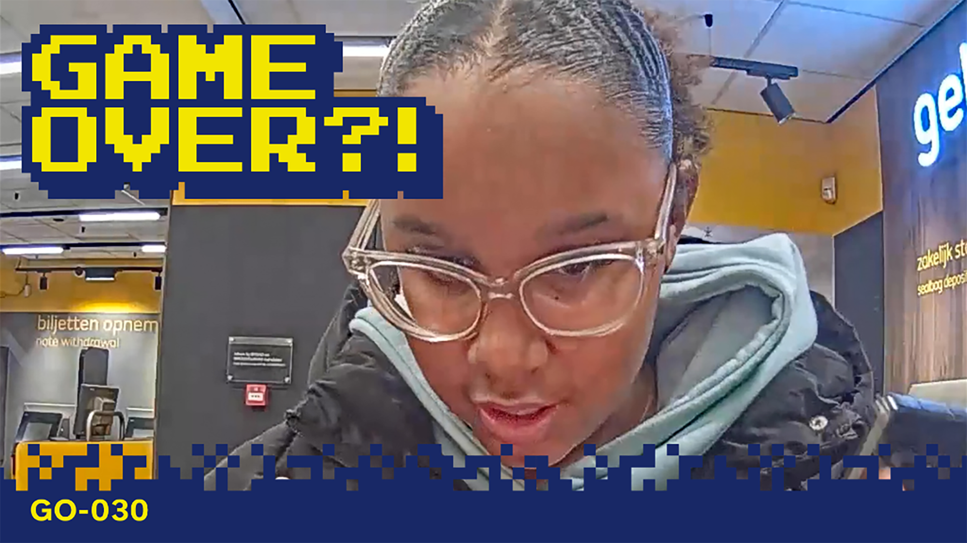 Persoon met bril kijkt naar beneden; de tekst "GAME OVER?!" verschijnt boven op de afbeelding.