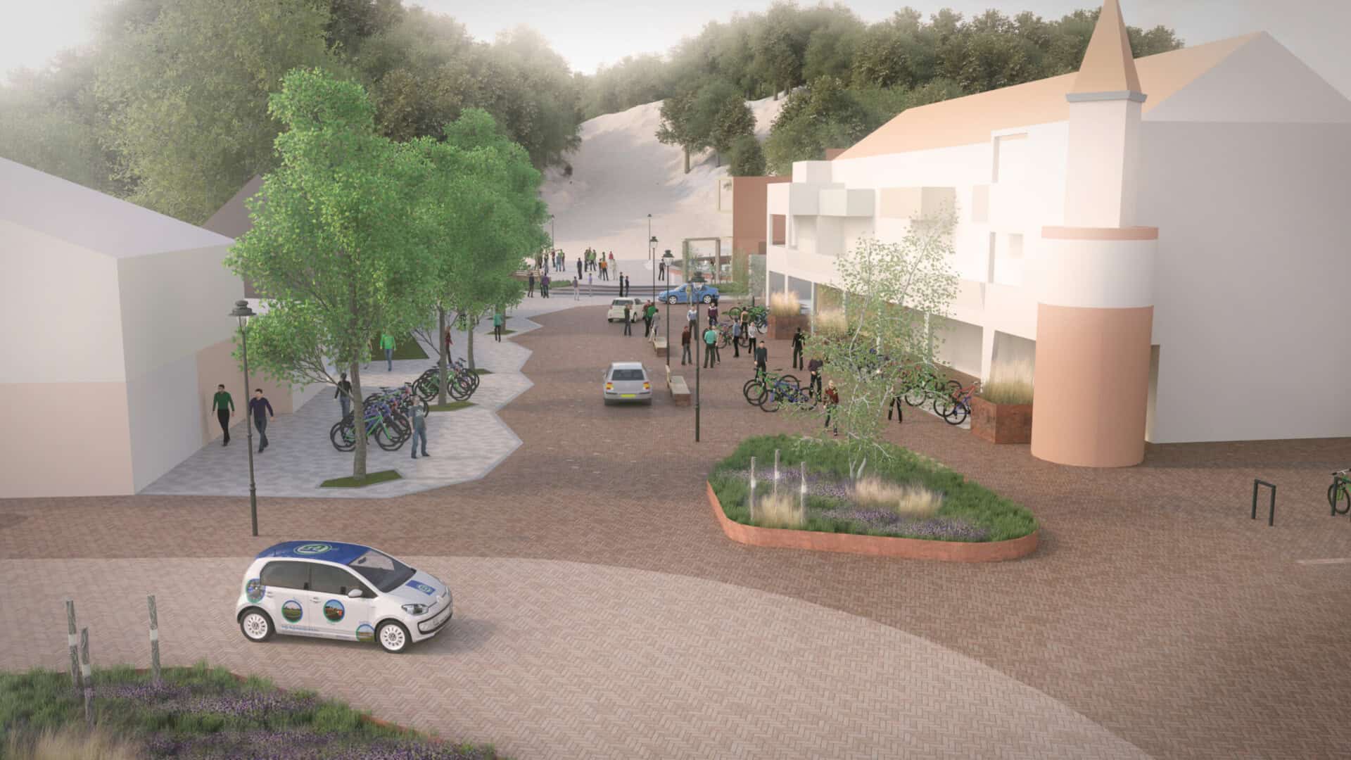 Straat met mensen, fietsenstalling, en auto, omringd door bomen en gebouwen met beige gevels, tegen een bosrijke achtergrond.