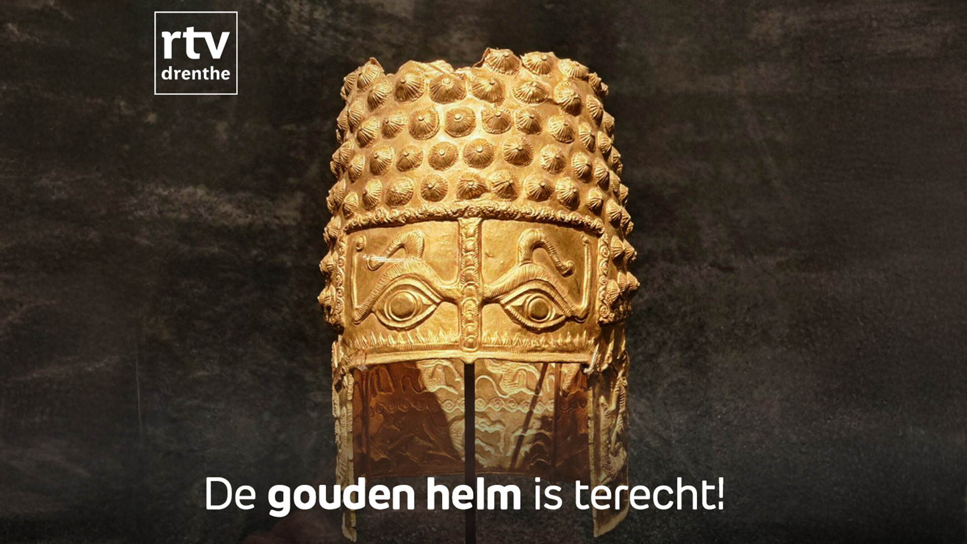 Oude gouden helm met gedetailleerde gravures, tekst: "De gouden helm is terecht!" en logo van RTV Drenthe.