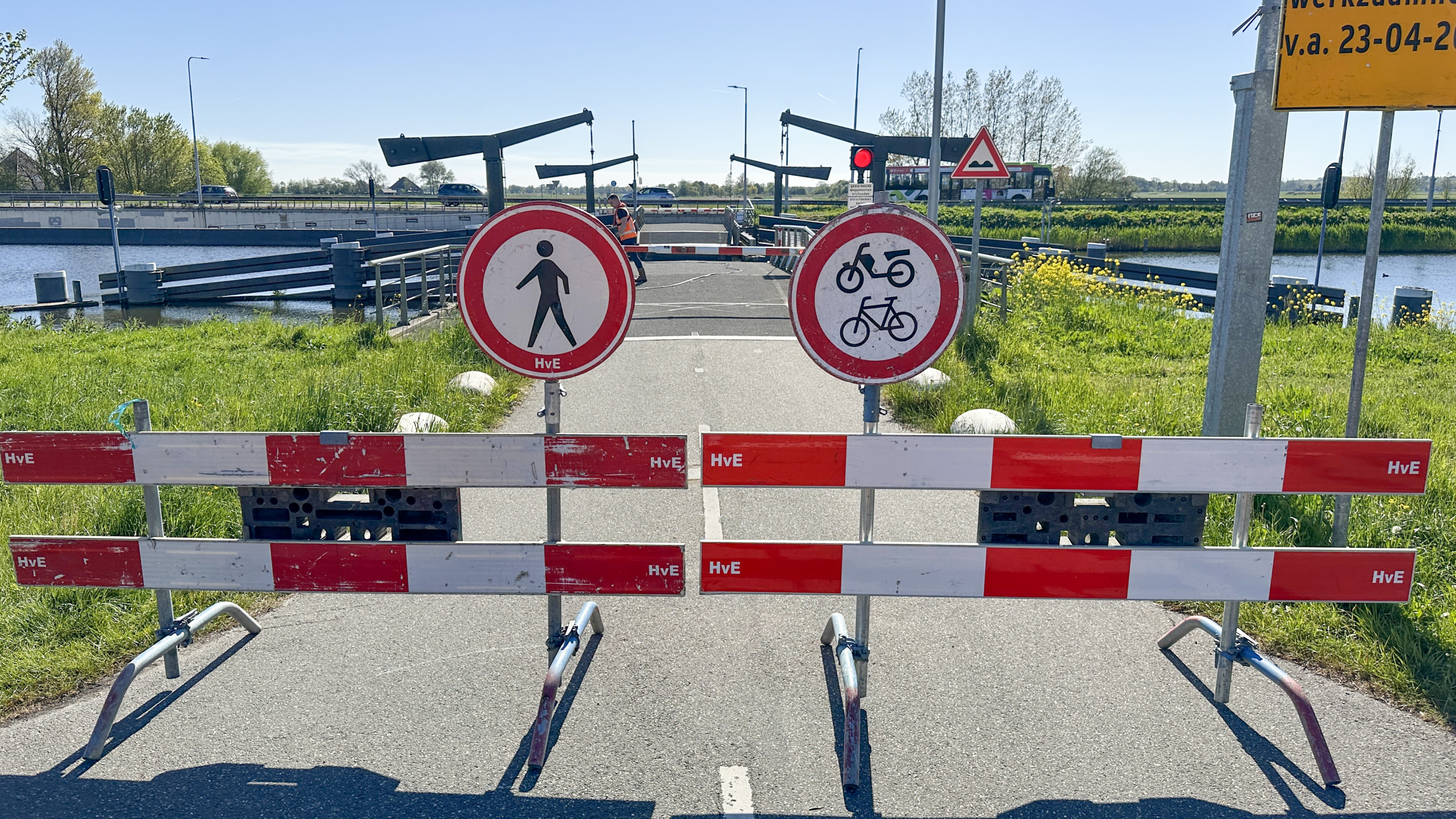 Werkzaamheden aan Rekervlotbrug lopen uit: “We moeten overwerken”