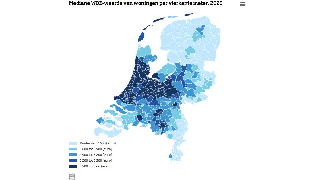 Kaart van Nederland met mediale WOZ-waarde van woningen per m² in 2025, weergegeven in verschillende blauwtinten.