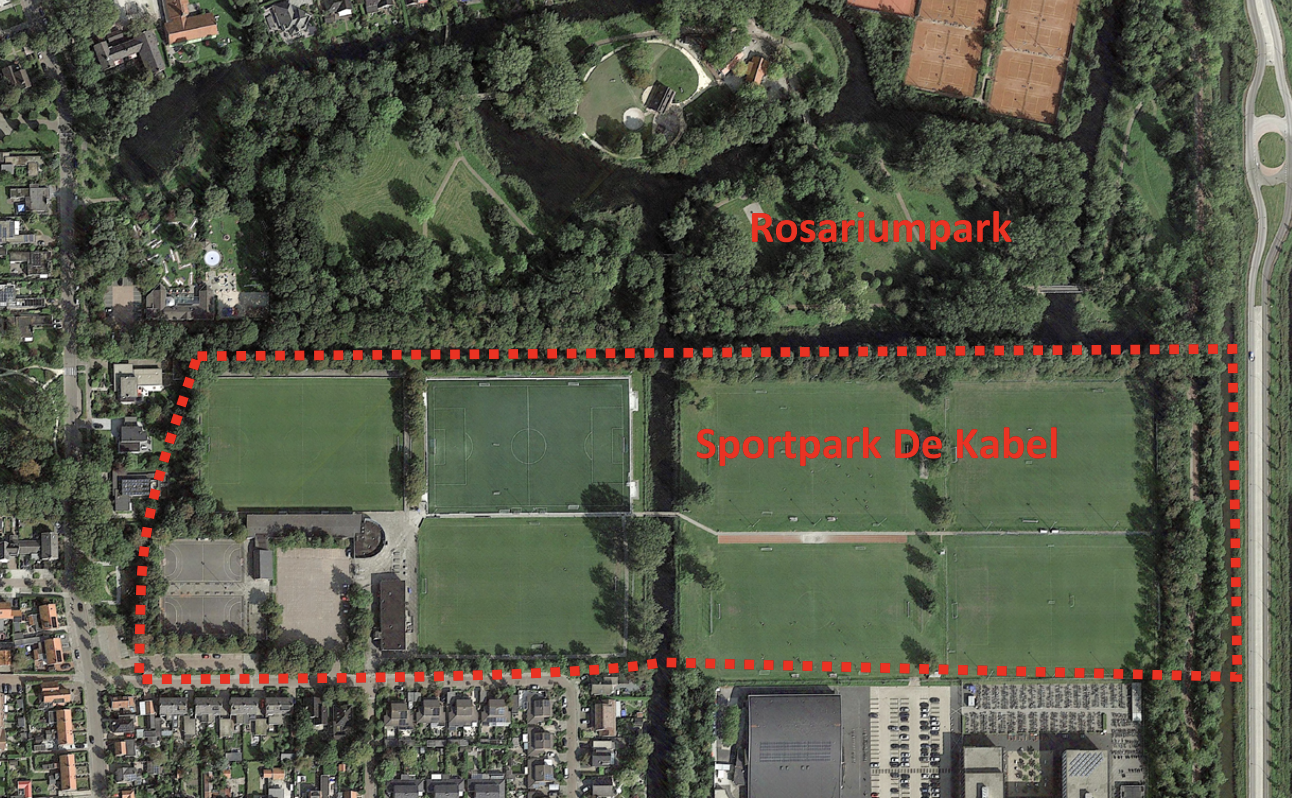 Luchtfoto van het Rosariumpark en Sportpark De Kabel, gescheiden door een rode stippenlijn.