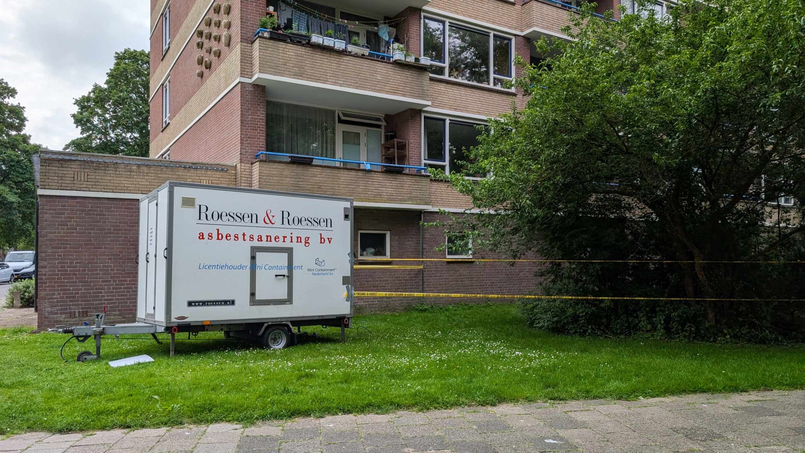 Asbest vrijgekomen bij flatbrand Oudorperpolder, plantsoen afgezet