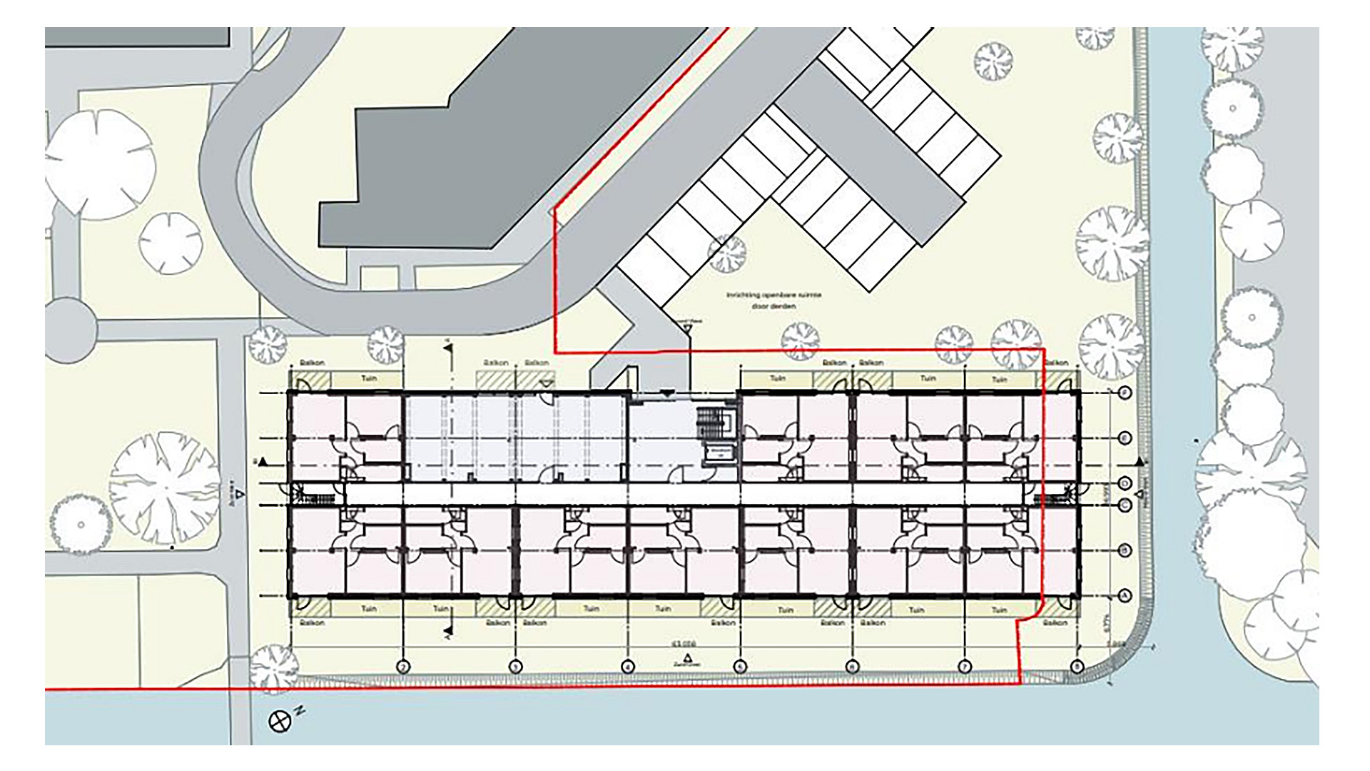 Plattegrond van een gebouw met omliggende paden en groen, inclusief balkons, tuinen en een waterpartij aan één zijde.