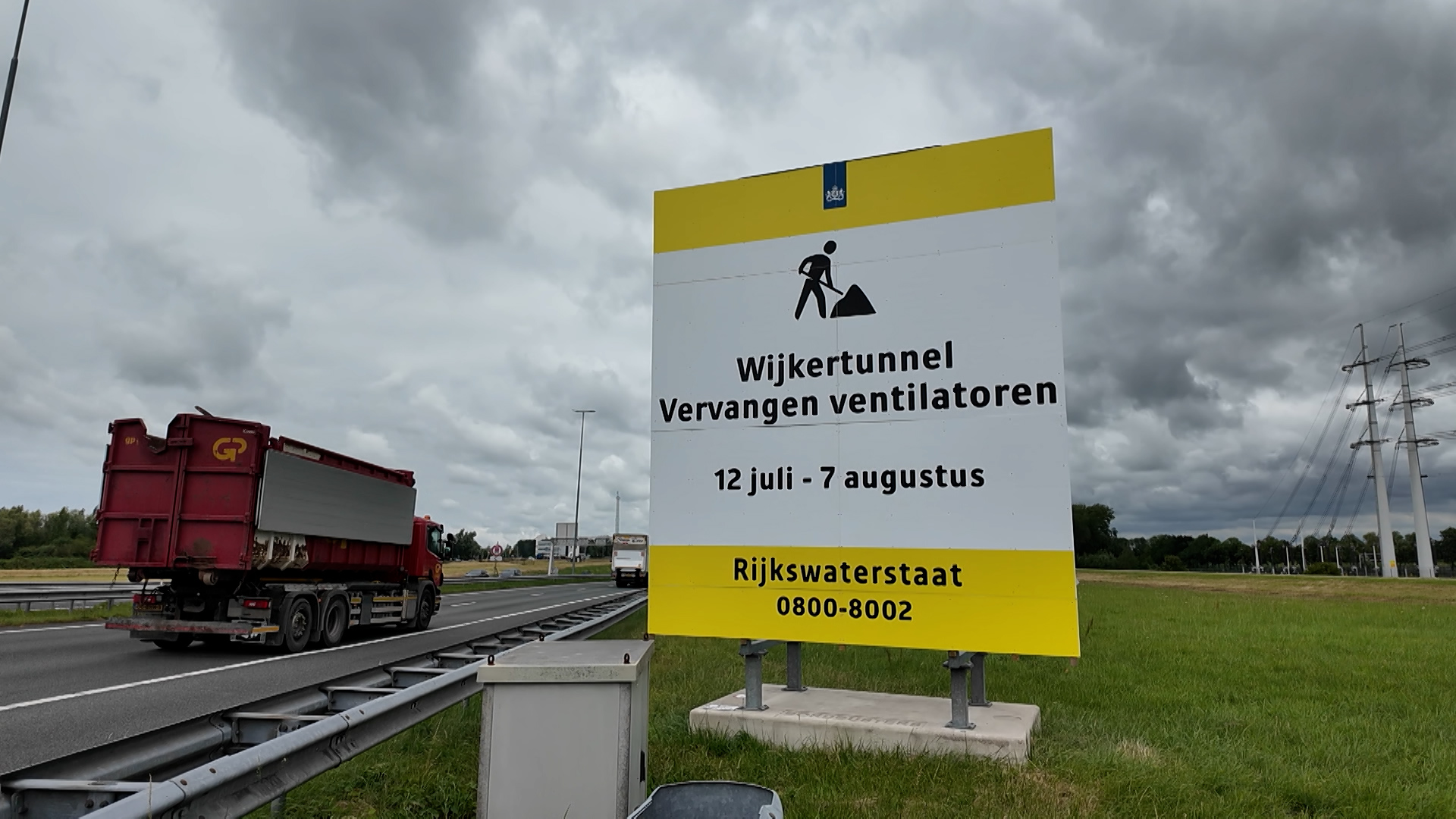Verkeersbord langs snelweg: Wijkertunnel, vervangen ventilatoren, 12 juli–7 augustus, Rijkswaterstaat