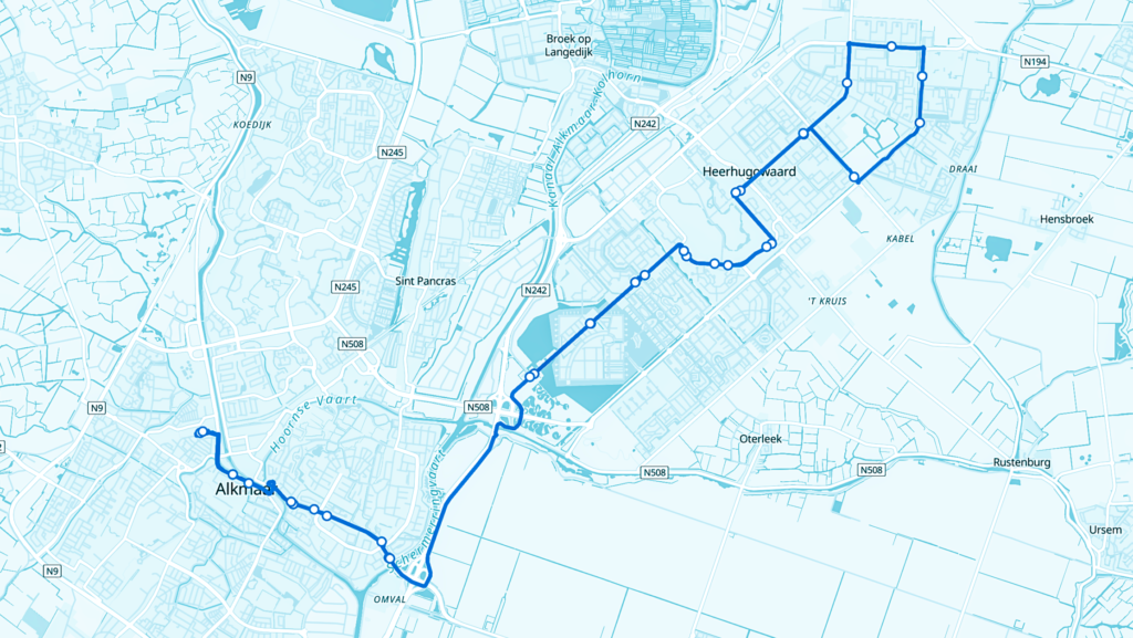 Kaart met een blauwe route van Alkmaar naar Heerhugowaard, met haltes en wegen zoals N242 en N508