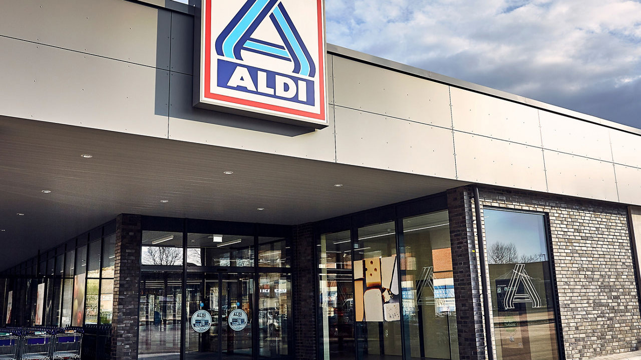 Voorkant van een ALDI-supermarkt met groot ALDI-logo boven de ingang en glazen schuifdeuren