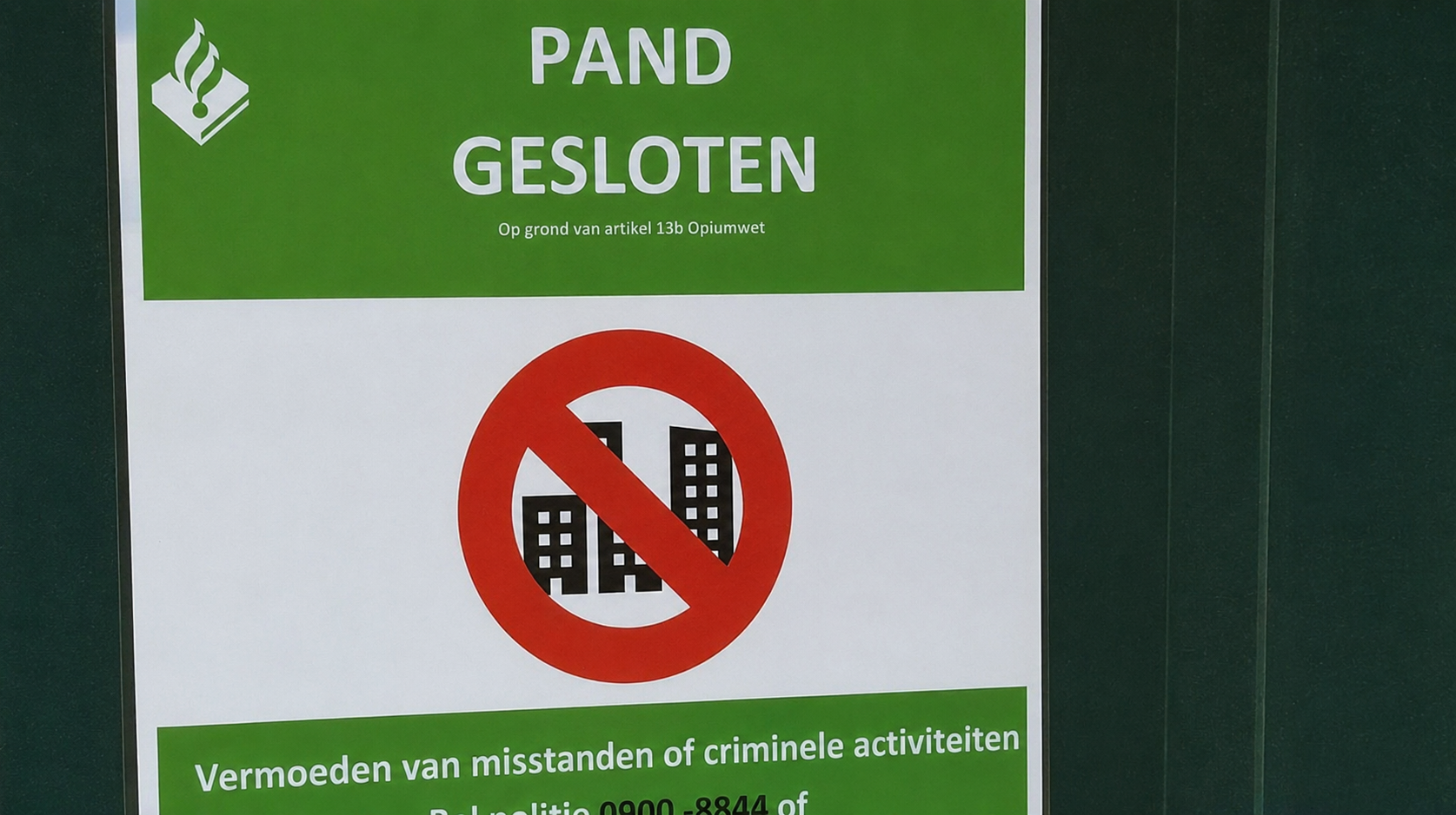 Poster met de tekst "Pand gesloten op grond van artikel 13b Opiumwet" en een icoon van verboden toegang.