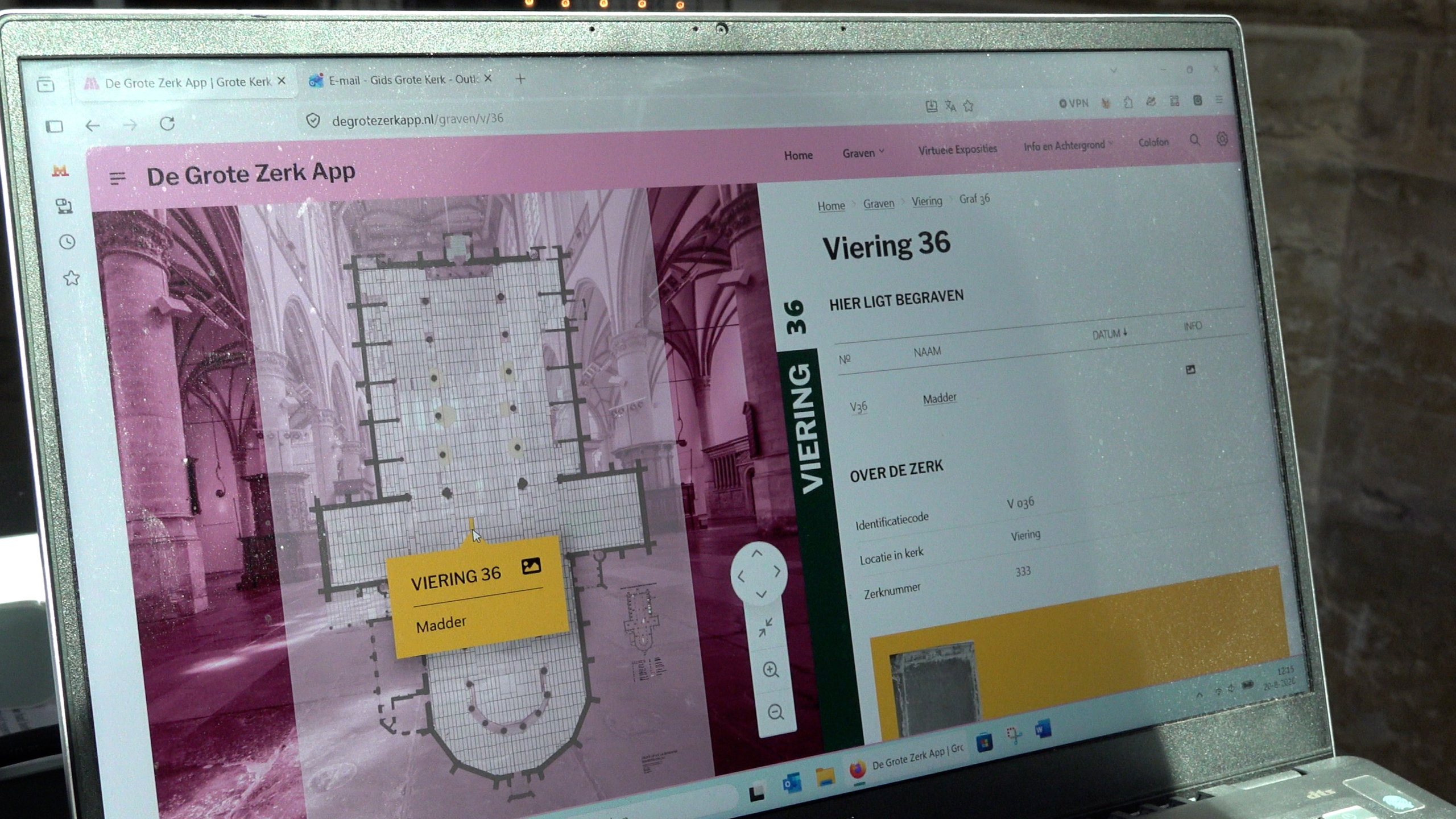 Laptop met De Grote Zerk App, met plattegrond en detailpagina “Viering 36” met naam Madder
