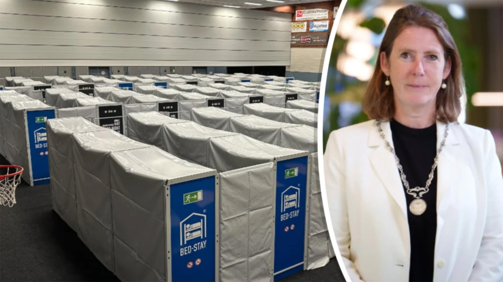 Rijen afgeschermde slaapplaatsen in een hal met borden “BED-STAY”, naast portret van een vrouw in wit colbert