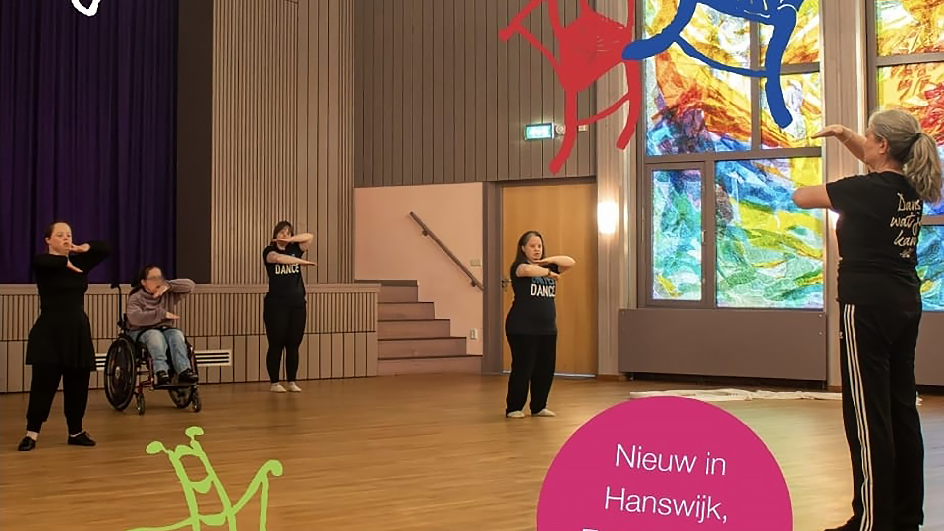 Dansles in een zaal: docent geeft bewegingen voor, deelnemers doen mee, inclusief iemand in rolstoel; tekst Nieuw in Hanswijk