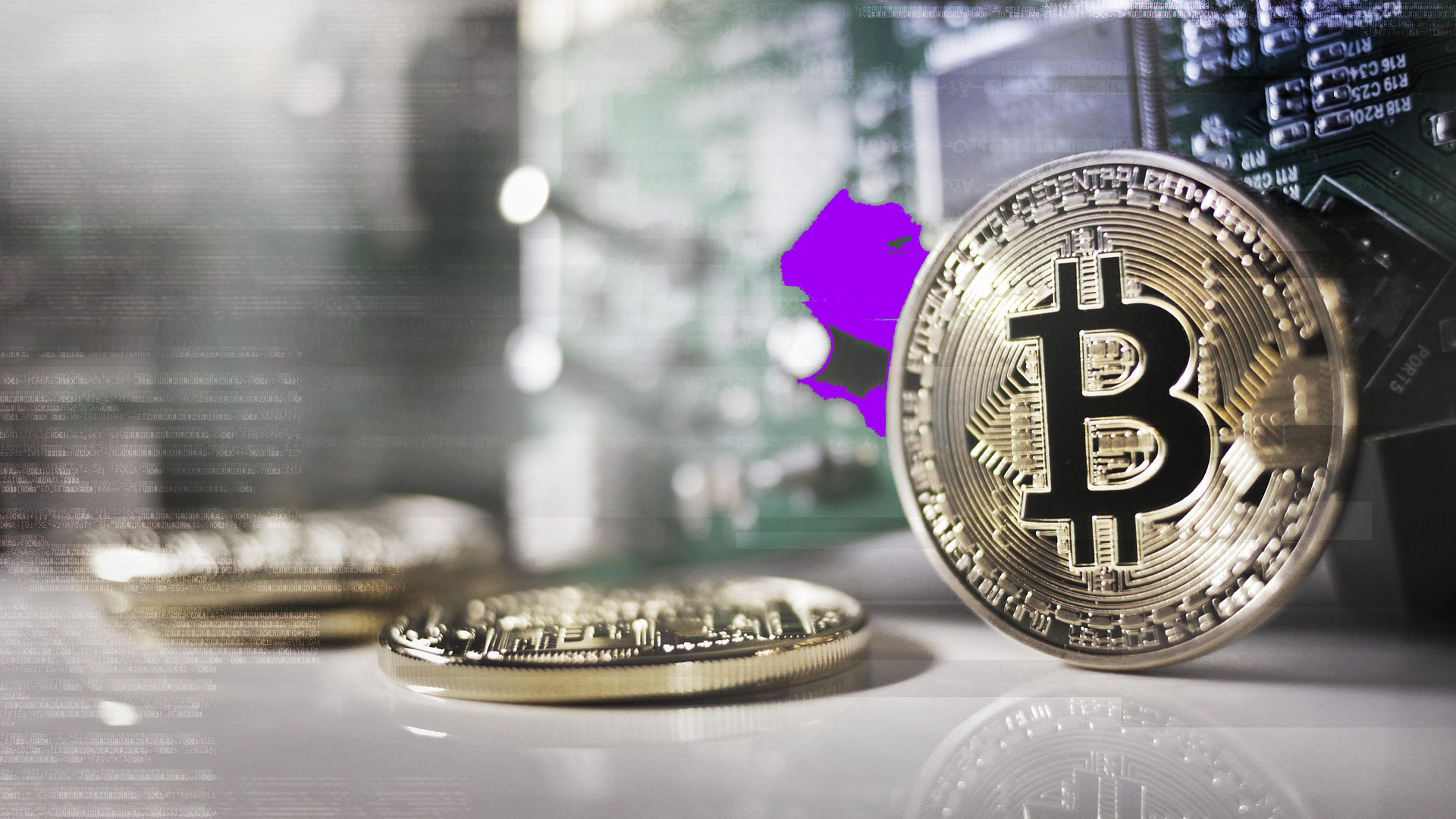 Close-up van een bitcoinmunt met B-logo naast een printplaat, met wazige figuur op de achtergrond