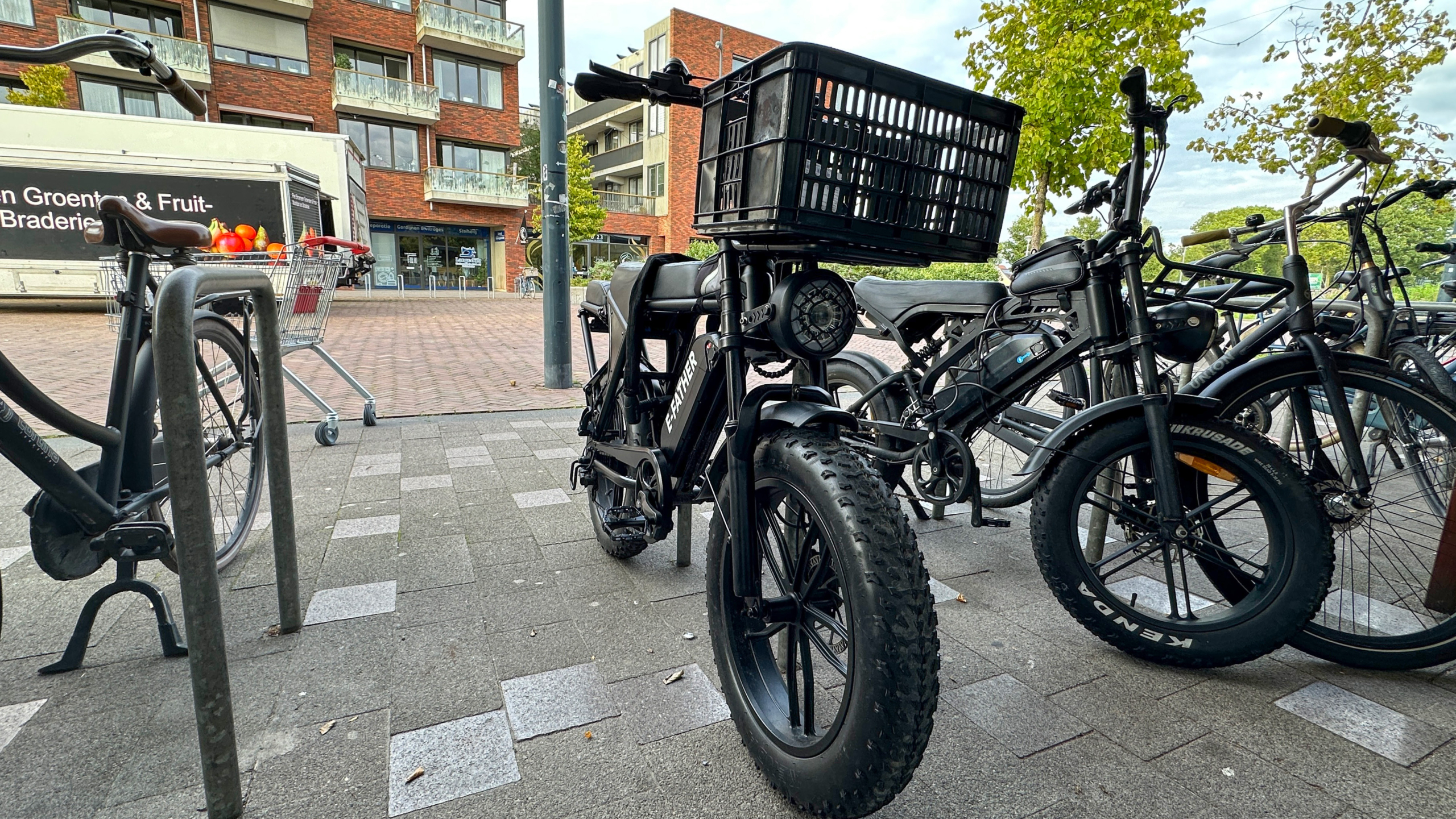 ‘Nog steeds zorgen’: Lokaal Dijk en Waard wil snelle aanpak fatbikeoverlast Broekerplein