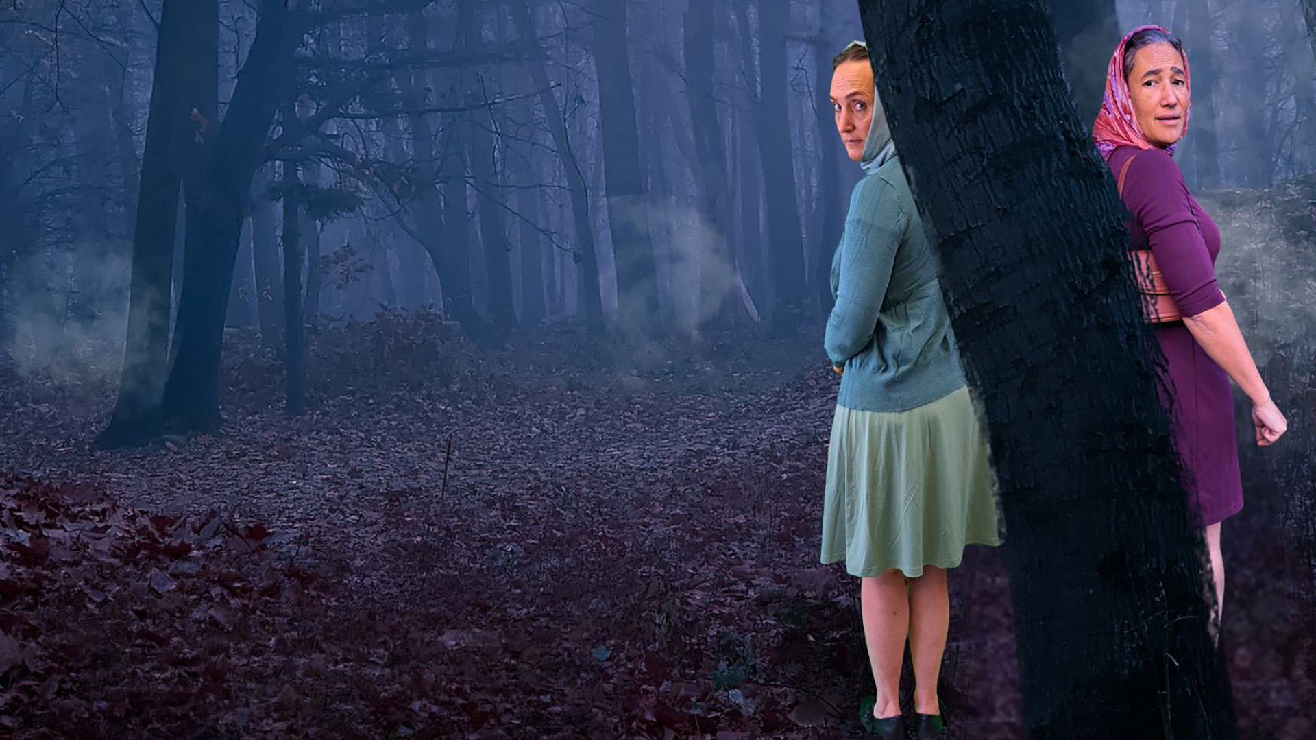 Twee vrouwen staan met de rug tegen een boom in een mistig bos en kijken ongerust achterom