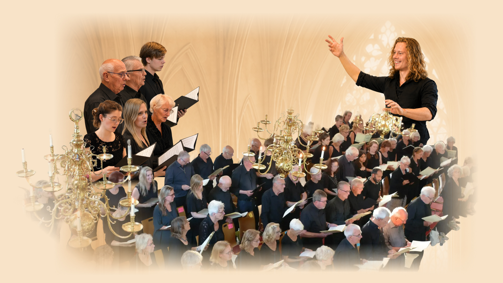 Koor zingt in kerk met gouden kroonluchters terwijl dirigent met opgeheven hand het koor aanstuurt
