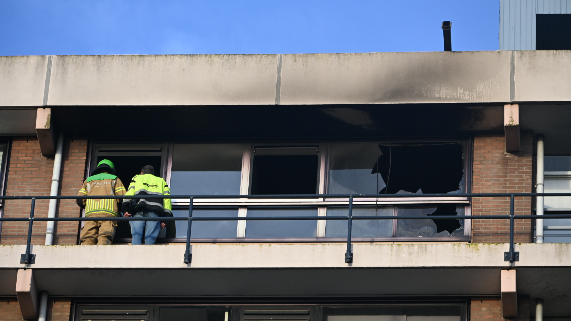 [UPDATE] Brand in Alkmaarse flat leidt tot massale ontruiming: meerdere brandweerkorpsen aanwezig