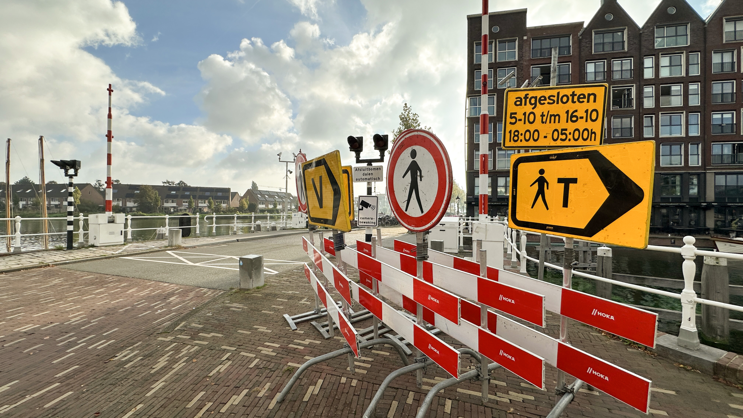 Afgezette brug met borden ‘afgesloten 5-10 t/m 16-10 18:00-05:00’ en omleiding voor voetgangers