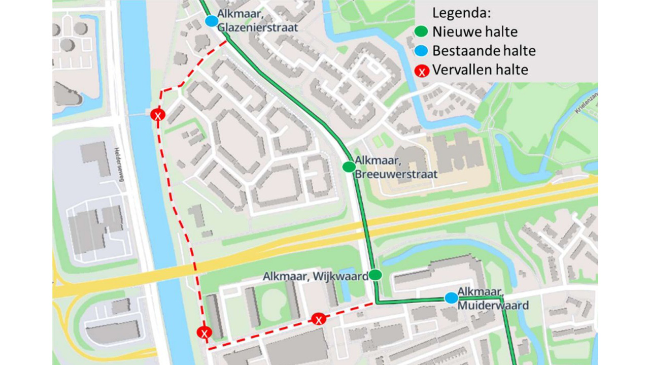 Kaart met busroute in Alkmaar met nieuwe haltes (groen), bestaande (blauw) en vervallen (rood met kruis)