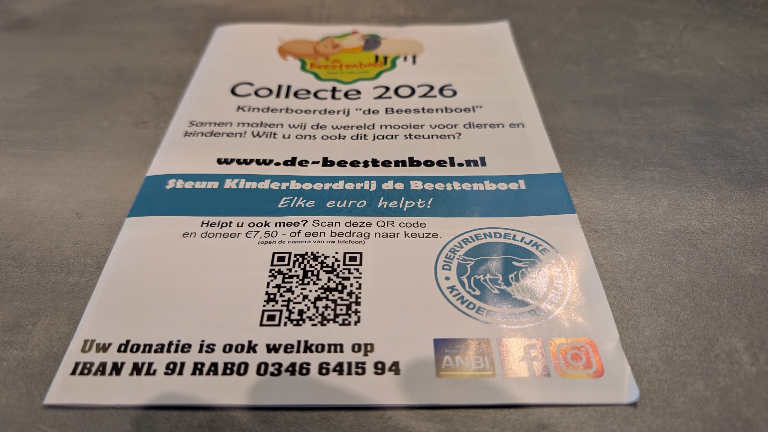 Flyer Collecte 2026 voor kinderboerderij De Beestenboel met QR-code en donatiegegevens
