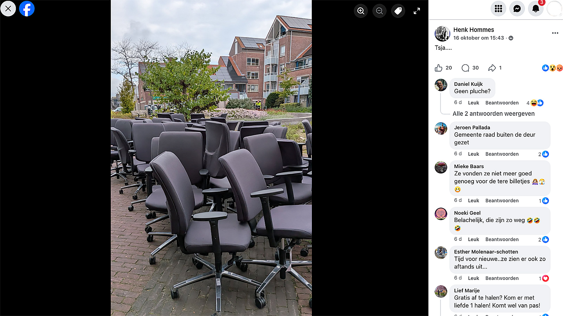 Veel bureaustoelen op een stoep voor een woongebouw, weergegeven als screenshot van een Facebookbericht met reacties