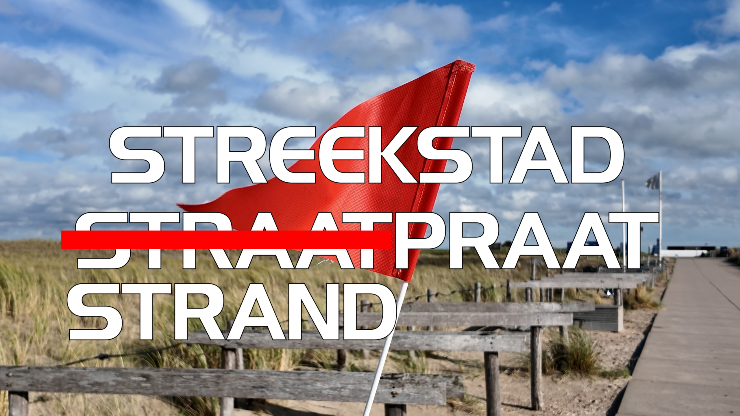 Rode vlag in de duinen naast een wandelpad, met grote tekst: STREEKSTAD STRAAT PRAAT STRAND