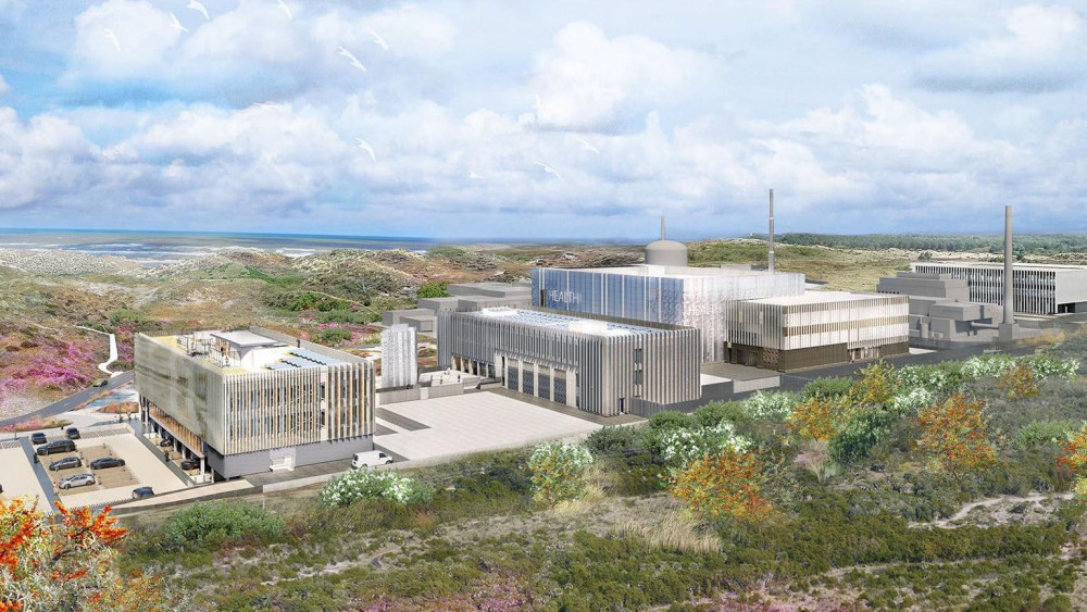 Artist impression van modern gebouwencomplex met het woord HEALTH, in duinlandschap met parkeerplaats en zee op de achtergrond